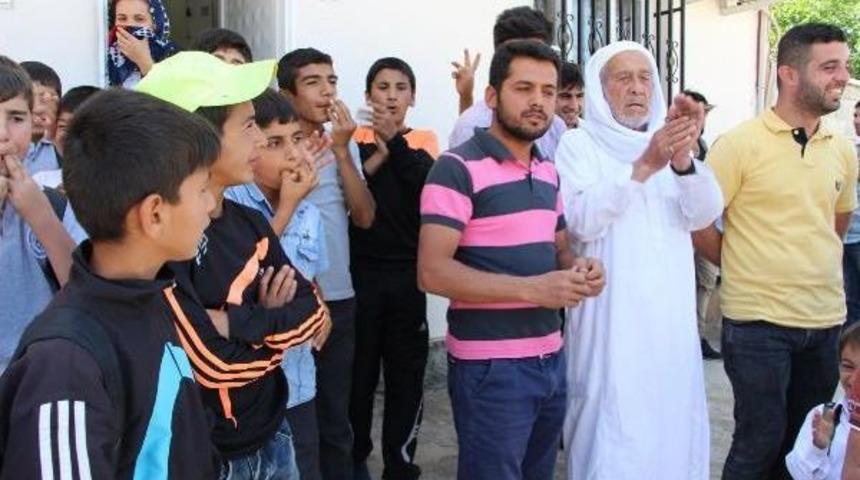 Nusaybin'de Mahalleli, Sokakları Bozuk Diye Yol Kapatma Eylemi Yaptı