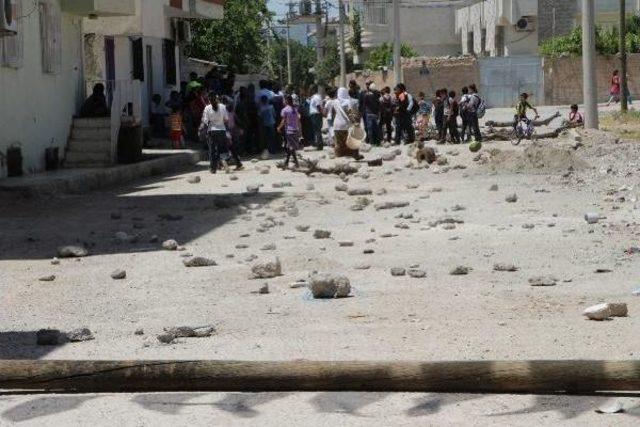 Nusaybin de Mahalleli, Sokakları Bozuk Diye Yol Kapatma Eylemi Yaptı 3