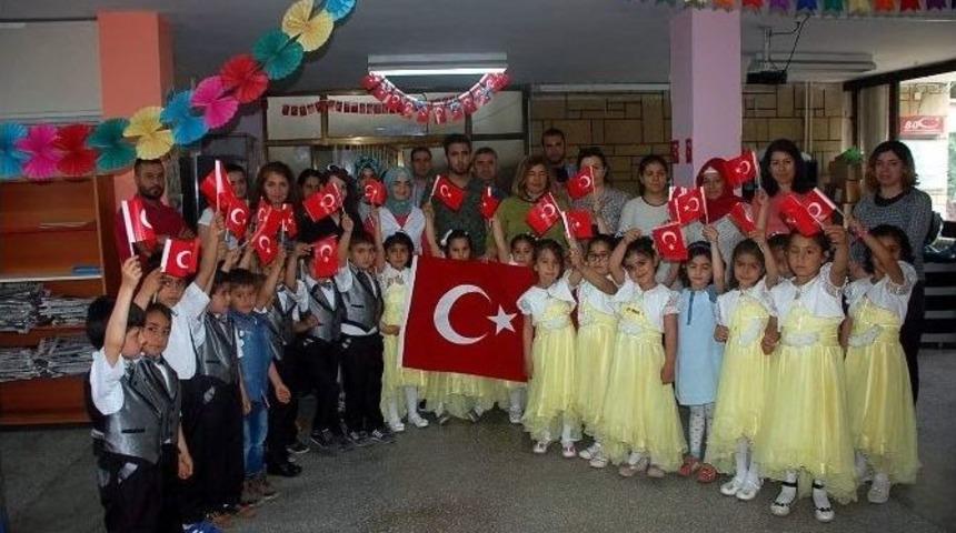 Anaokulu &Ouml;ğrencileri K&uuml;t&uuml;phanede G&ouml;steri Sergiledi