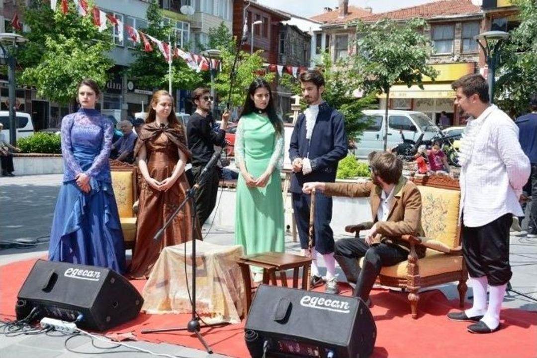 S&uuml;leymanpaşa Gen&ccedil;lik Ş&ouml;leni Konser Ve Tiyatro Oyunu İle Başladı