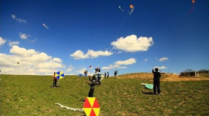 &Ouml;zalp&rsquo;ta K&uuml;rt Dil Bayramı Etkinlikleri