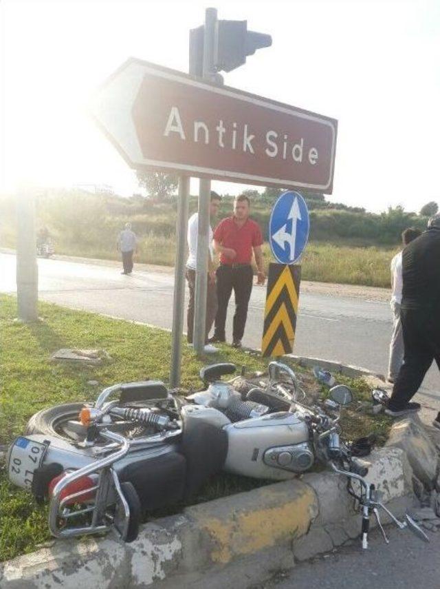 Antalya&rsquo;da Motosiklet Kazası: 1 Yaralı 1