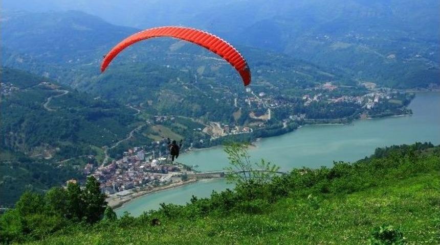 Ayvacık Yama&ccedil; Paraş&uuml;t&ccedil;&uuml;lerinin G&ouml;zdesi Oldu