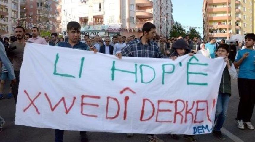 Diyarbakır'da Hdp'ye Saldırılar Y&uuml;r&uuml;y&uuml;şle Protesto Edildi
