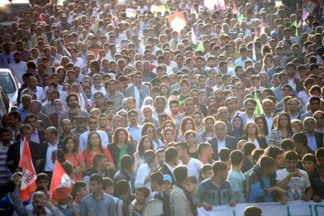 Diyarbakır da Hdp ye Saldırılar Y&uuml;r&uuml;y&uuml;şle Protesto Edildi 2
