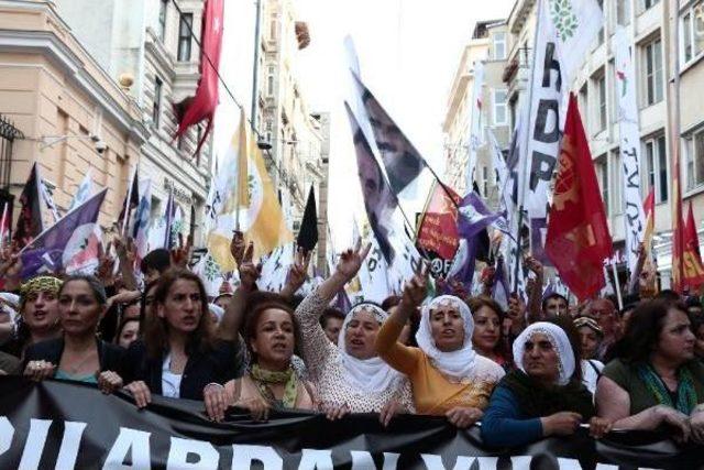 Hdp Binalarına Yapılan Saldırılar Beyoğlu nda Y&uuml;r&uuml;y&uuml;şle Protesto Edildi 3