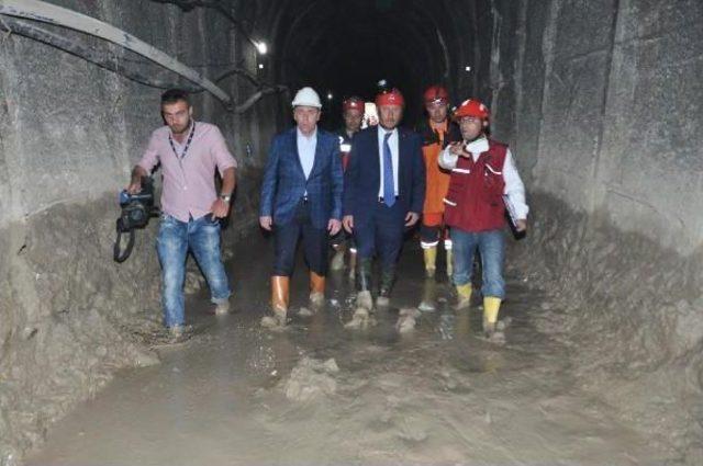 Hes Tünel Inşaatındaki Göçükte Içeride Kalan Iş Makinesi Operatörünün Kurtarma Çalışmaları Sürüyor (2)