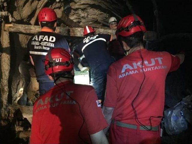 Hes Tünel Inşaatındaki Göçükte Içeride Kalan Iş Makinesi Operatörünün Kurtarma Çalışmaları Sürüyor (2)