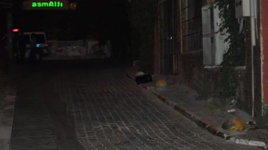 İzmir'de Sahipsiz &Ccedil;anta Bomba Paniğine Neden Oldu