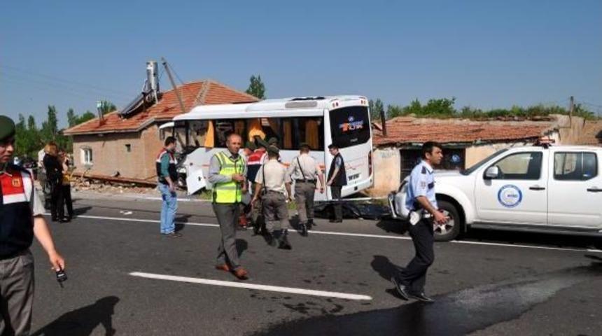 Midib&uuml;s Devrildi: 1 &Ouml;ğretmen &Ouml;ld&uuml;, 15 &Ouml;ğrenci Yaralı