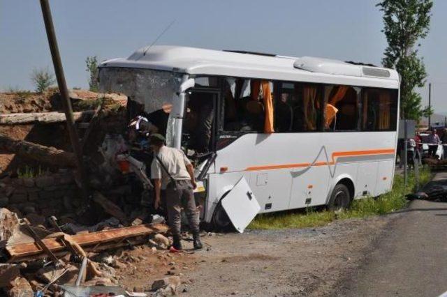 Midibüs Devrildi: 1 Öğretmen Öldü, 15 Öğrenci Yaralı