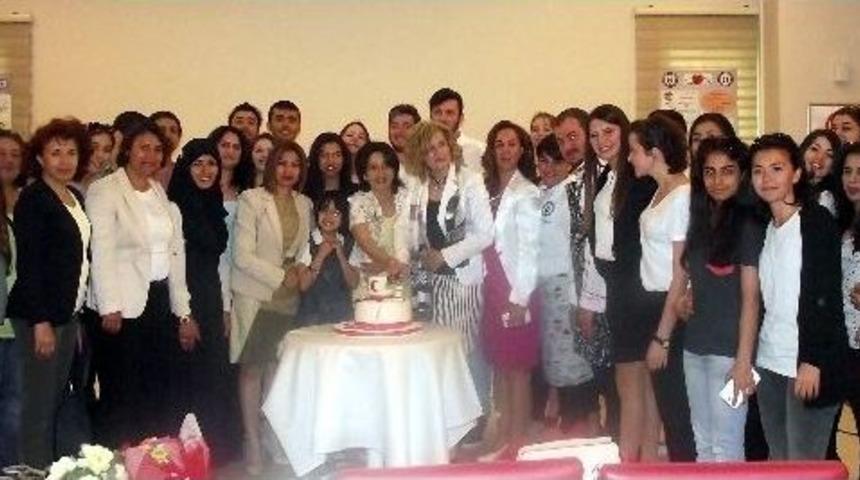 Ad&uuml;&rsquo;n&uuml;n Gen&ccedil; Sağlık&ccedil;ıları Hemşirleri Unutmadı