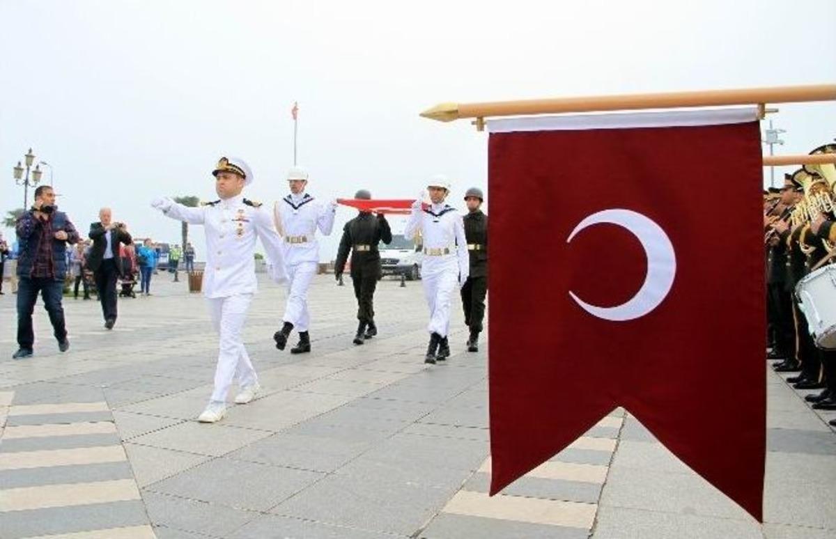 Atat&uuml;rk&rsquo;&uuml; Temsil Eden Bayrak Karaya &Ccedil;ıkarıldı