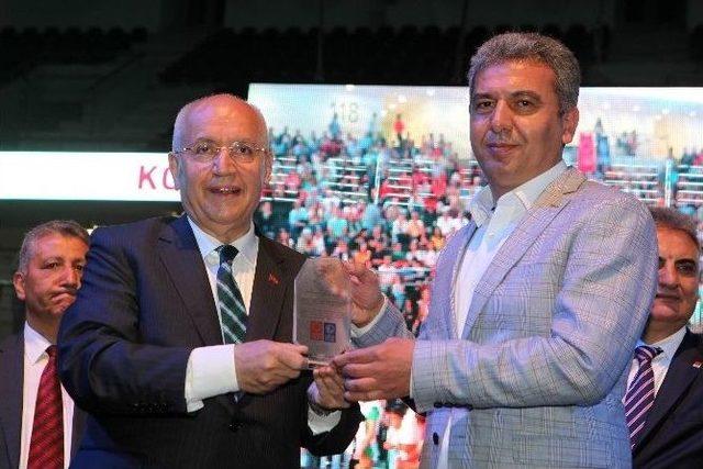&Ccedil;orumlulardan Yaşar&rsquo;a Plaket 1
