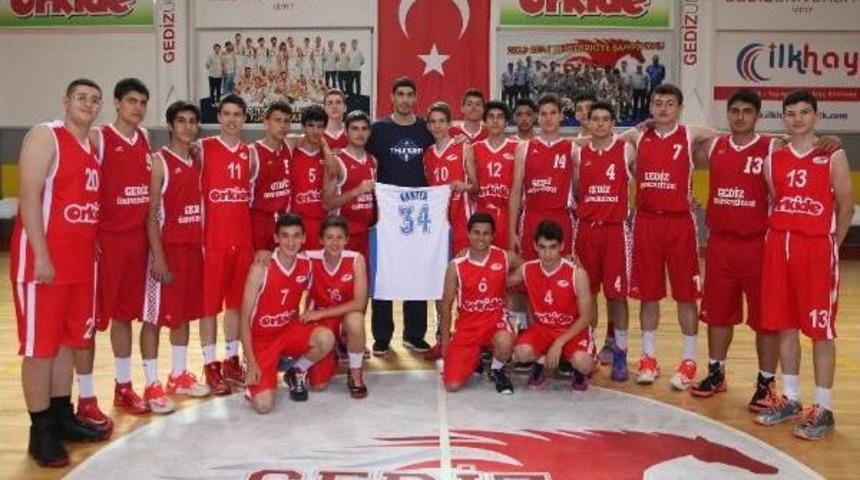 Enes Kanter Gediz &Uuml;niversitesi'ne Konuk Oldu
