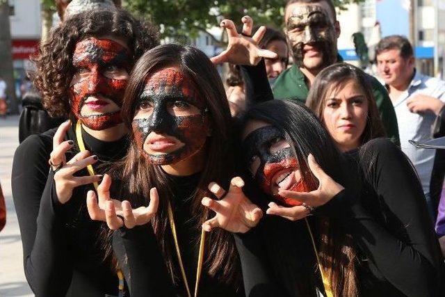 Denizli’de Tiyatro Şenliği Coşkusu