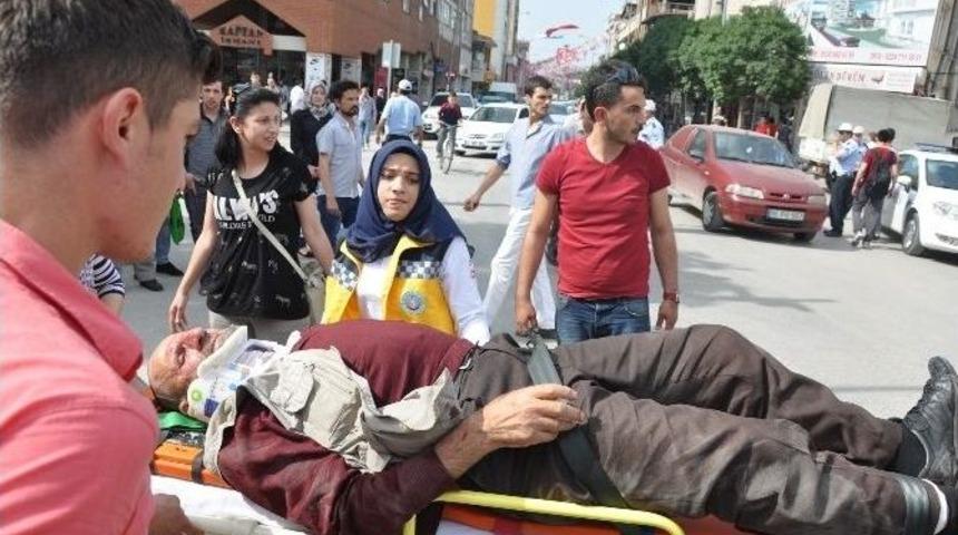 Kazada Yaralanan Yaşlı Adama İlk M&uuml;dahaleyi Tesad&uuml;fen Oradan Ge&ccedil;en Hemşire Yaptı
