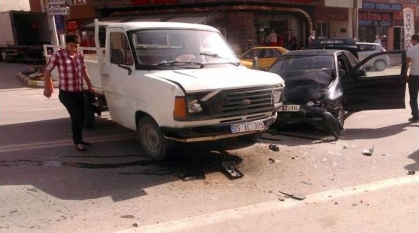 G&uuml;m&uuml;şhane&rsquo;de Trafik Kazası: 3 Yaralı