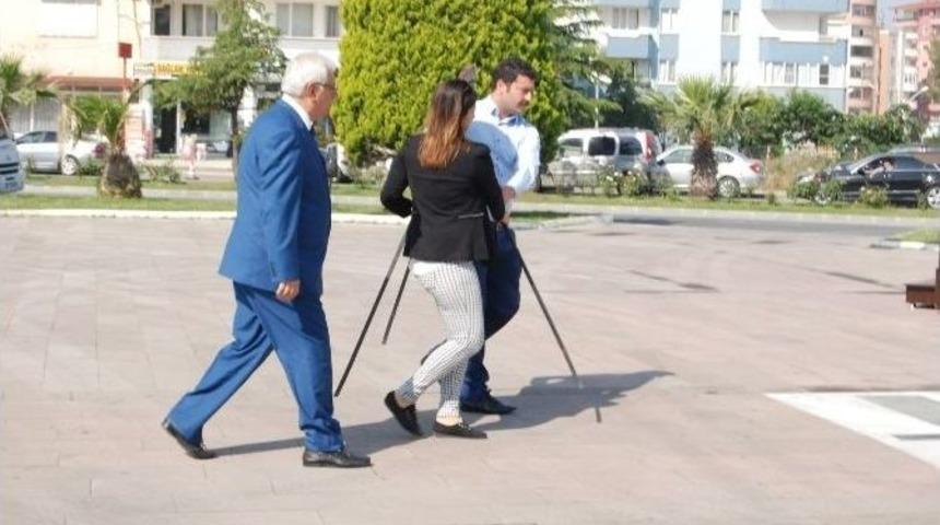 Chp Atat&uuml;rk Anıtına &Ccedil;elenk Sundu