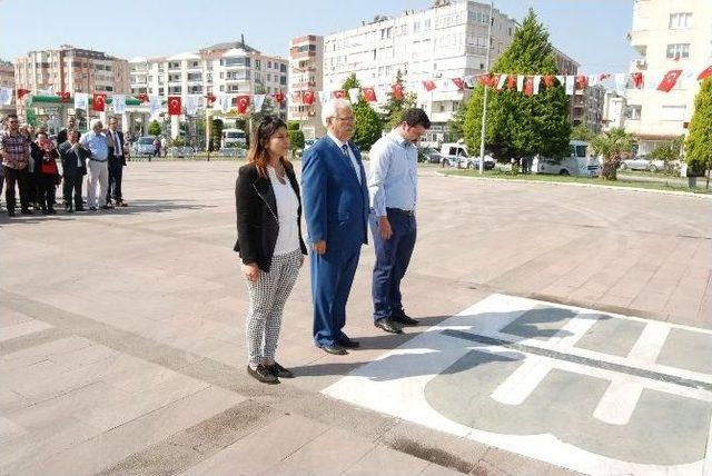 Chp Atatürk Anıtına Çelenk Sundu