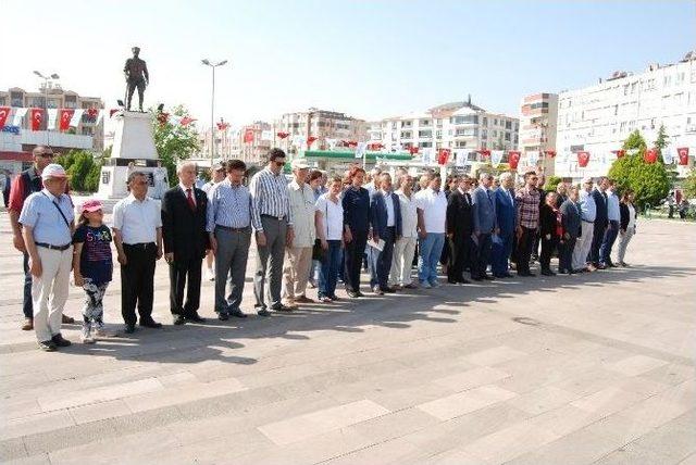 Chp Atatürk Anıtına Çelenk Sundu