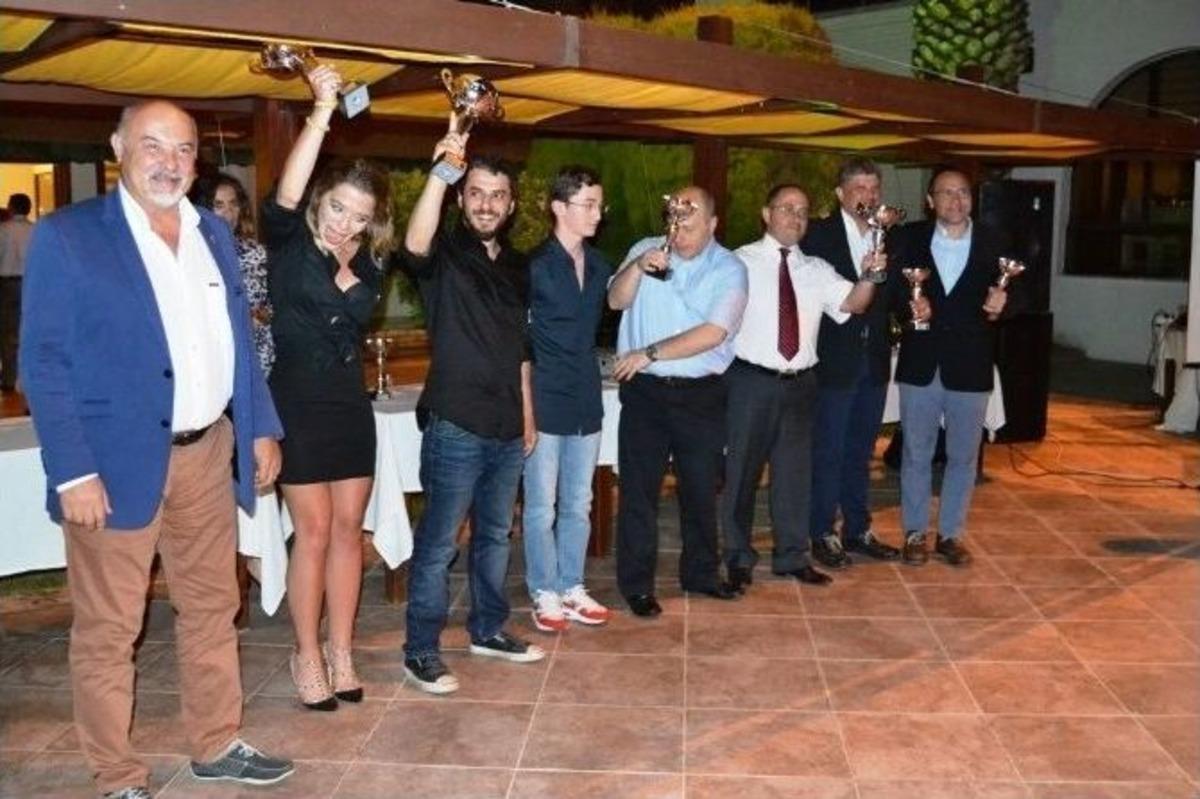 Zeytin İ&ccedil;in Yarışan Klasik Otoculara Kupaları Verildi