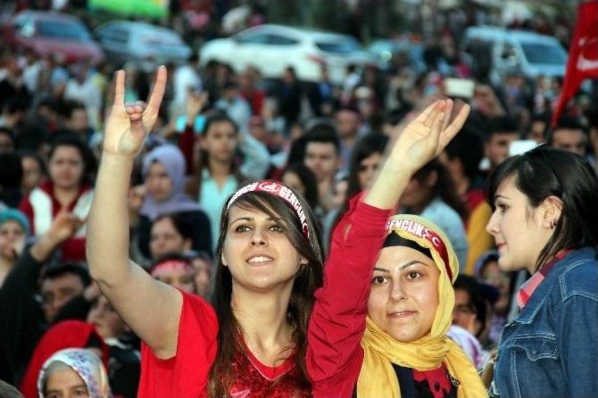 Mhp&rsquo;liler Mustafa Yıldızdoğan Konserinde Buluştu