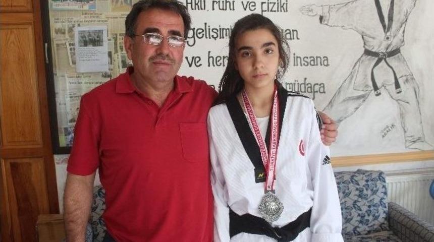 T&uuml;rkiye İkincisi Olan Fatma Bet&uuml;l&rsquo;&uuml;n Yıldızı Parladı