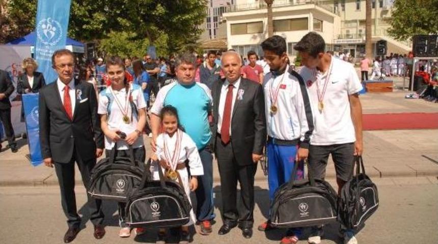 Denizlili Gen&ccedil;ler 19 Mayıs'ı Kutladı