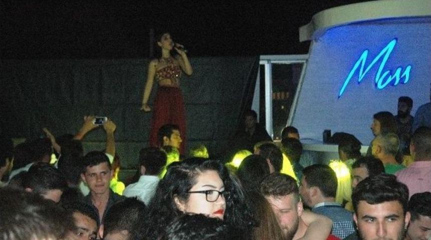 Sevda &Ouml;zkaran Tatilcileri Coşturdu