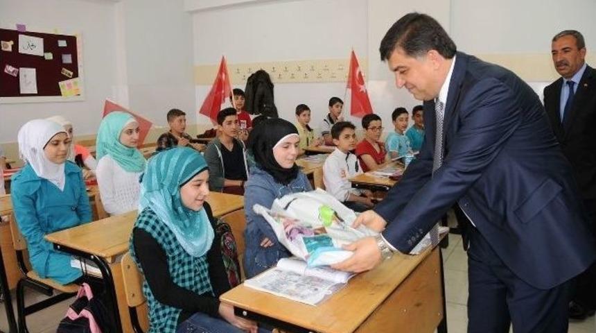 Şehitkamil Belediyesi&rsquo;nden 700 Suriyeli &Ouml;ğrenciye Kırtasiye Yardımı