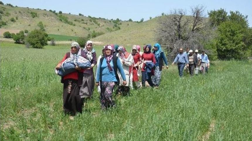 Yağmur Duasına 32 G&uuml;nl&uuml;k Bebeğiyle Katıldı