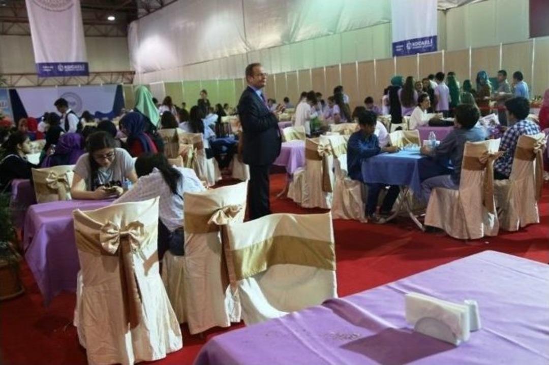 Hollandalı &Ouml;ğrenciler Fuarda Staj Yapıyor