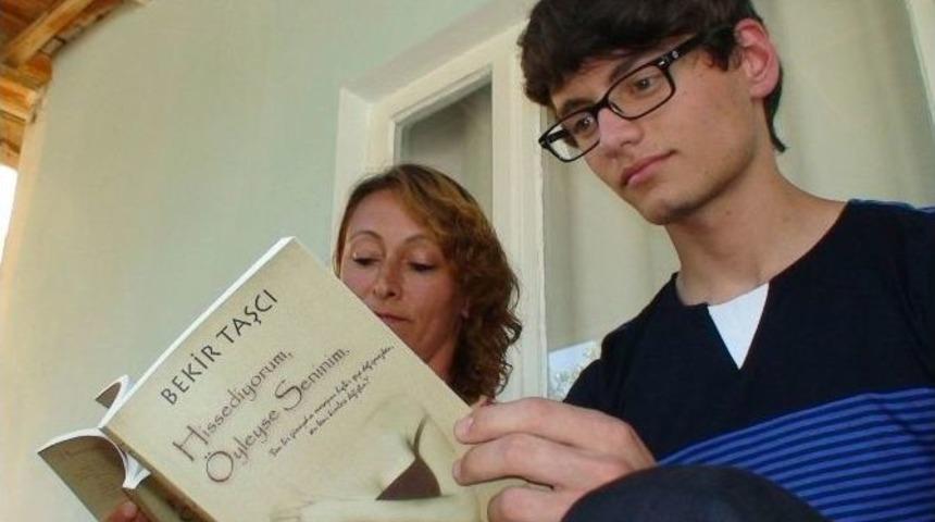 Altı Yıldır Yazdığı S&ouml;zleri Ailesinden Habersiz Kitap Haline Getirdi