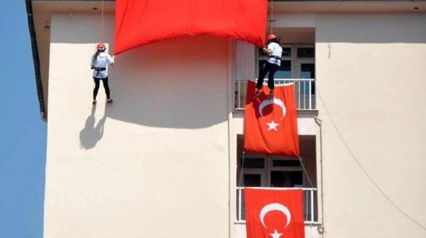 Dağcılar 10 Katlı Binaya Bayrak Asıp, Aşağı Indi