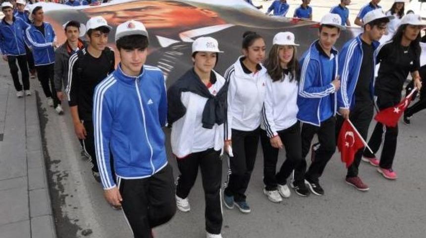 Sivas'ta Gen&ccedil;ler Bayramı Kutladı