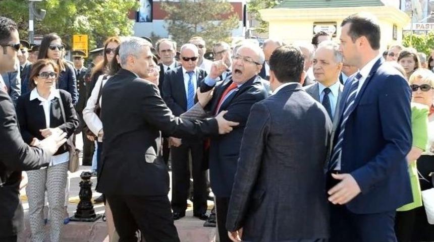 19 Mayıs Kutlamalarında &rsquo;siyasi Bayrak&rsquo; Krizi