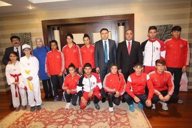 Vali Işın Milli Sporcuları Kabul Etti 1