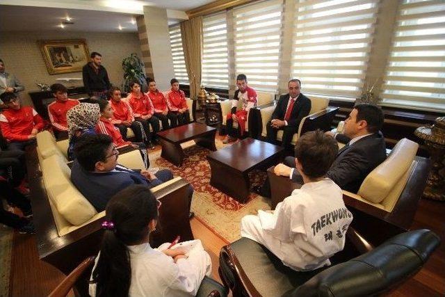 Vali Işın Milli Sporcuları Kabul Etti 3