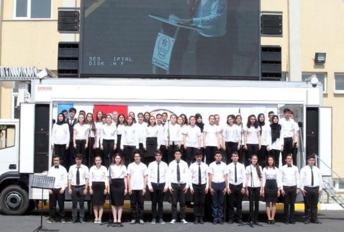 Pagev Lisesi&rsquo;nde Gen&ccedil;lik Bayramı&rsquo;na Coşkulu Kutlama