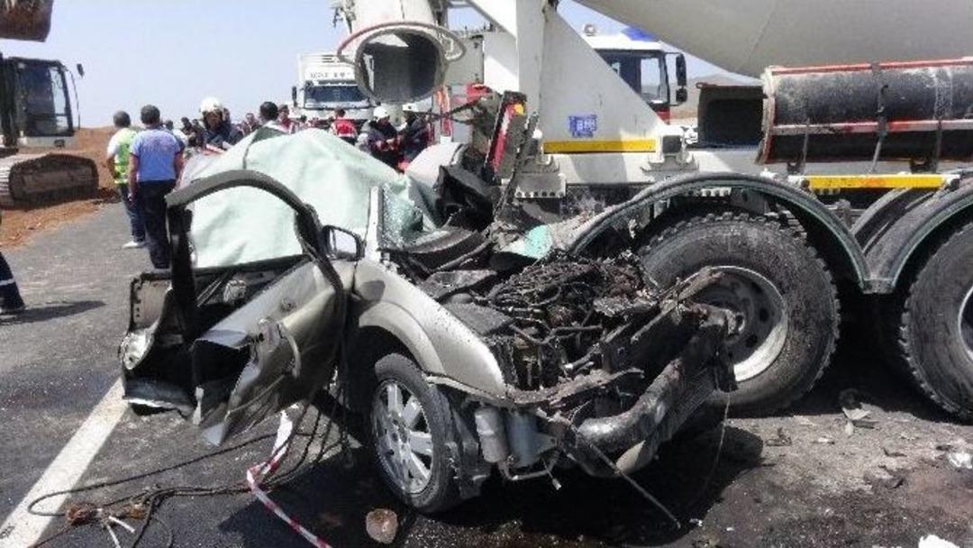 Aksaray&rsquo;da Otomobil Beton Mikserine &Ccedil;aptı: 3 &Ouml;l&uuml;, 1 Yaralı