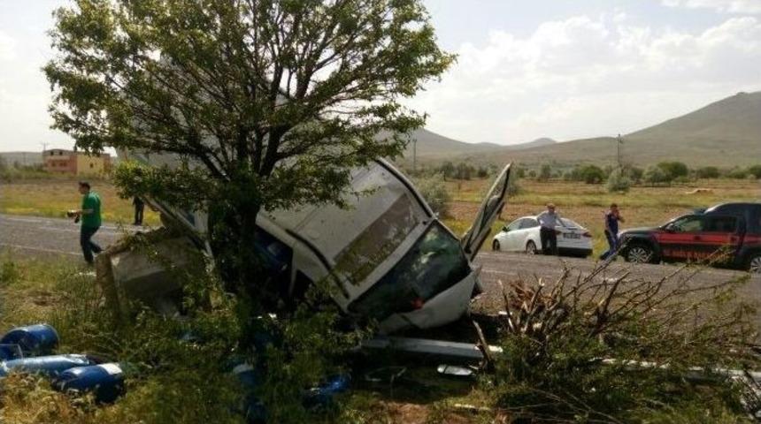 K&ouml;peğe &Ccedil;arpmamak İ&ccedil;in Direksiyonu Kırdı: 4 Yaralı