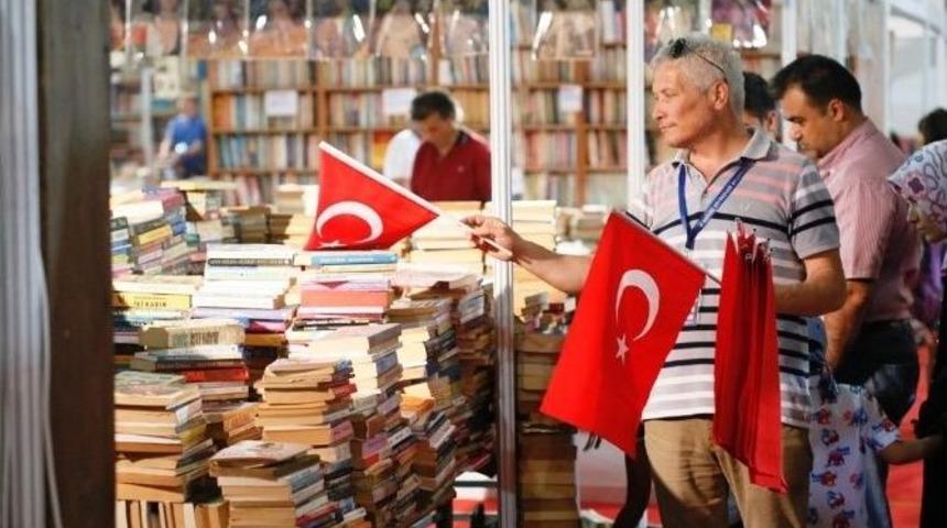 Kocaeli Kitap Fuarı Kırmızı Beyaza Boyandı