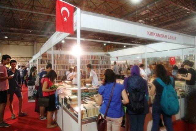 Kocaeli Kitap Fuarı Kırmızı Beyaza Boyandı