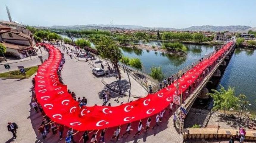 150 Metrelik T&uuml;rk Bayrağıyla Kutlama