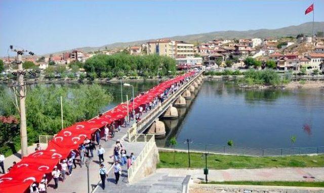 150 Metrelik T&uuml;rk Bayrağıyla Kutlama 1