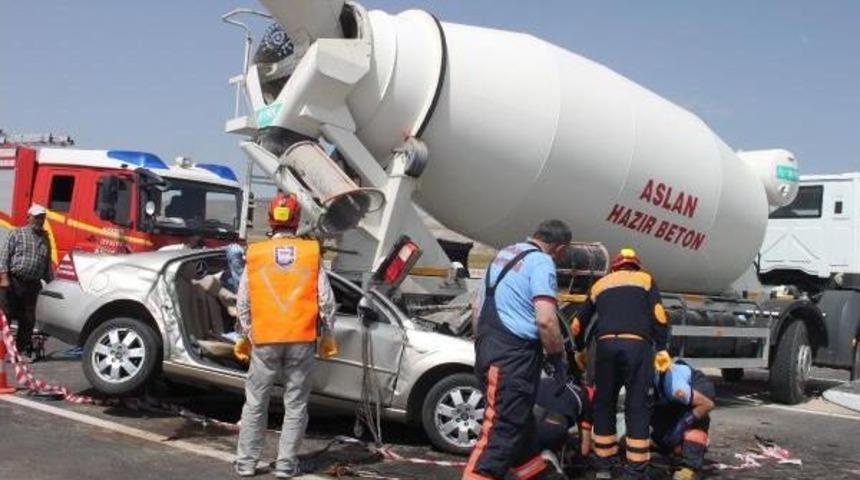 Otomobil Beton Mikserine &Ccedil;arptı: 3 &Ouml;l&uuml;, 1 Yaralı