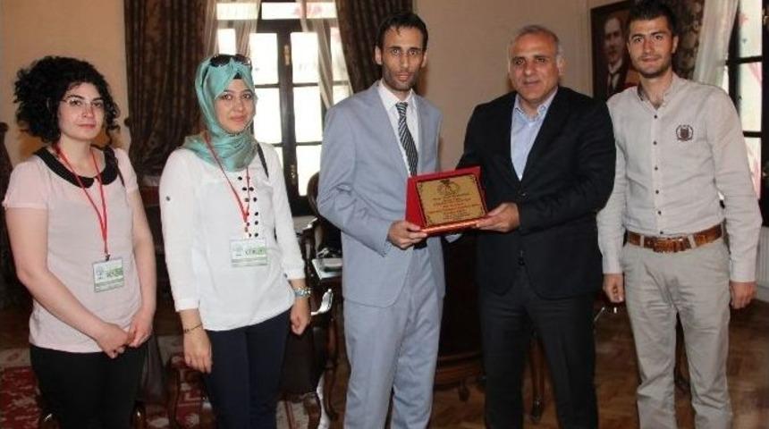 Elazığ K&uuml;lt&uuml;r Ve Sanat Derneği&rsquo;nden Vali Zorluoğlu&rsquo;na Plaket