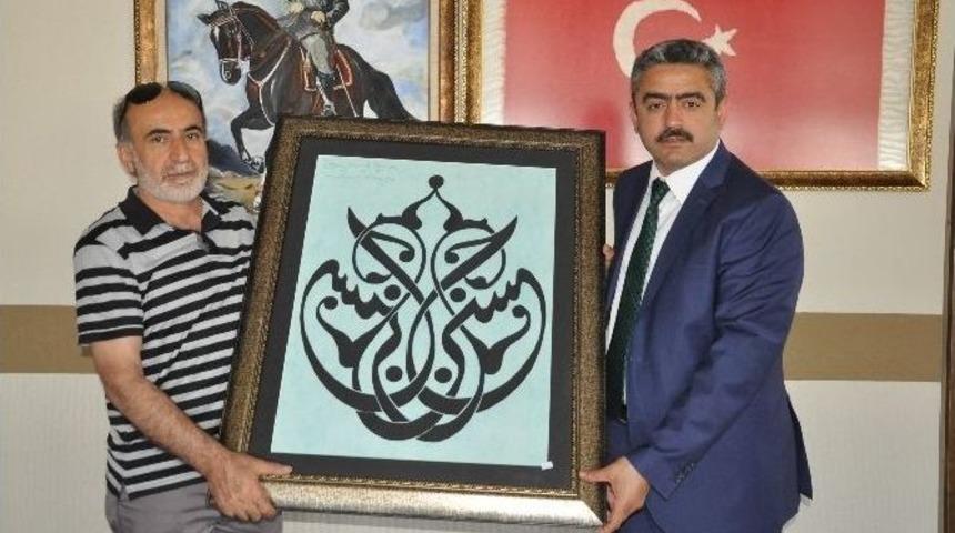 Dursun Meng&uuml;&ccedil;, Eserini Başkan Alıcık&rsquo;a Teslim Etti