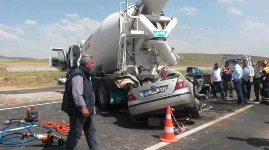 Otomobil, Beton Miksere &Ccedil;arptı: 3 &Ouml;l&uuml;, 1 Yaralı